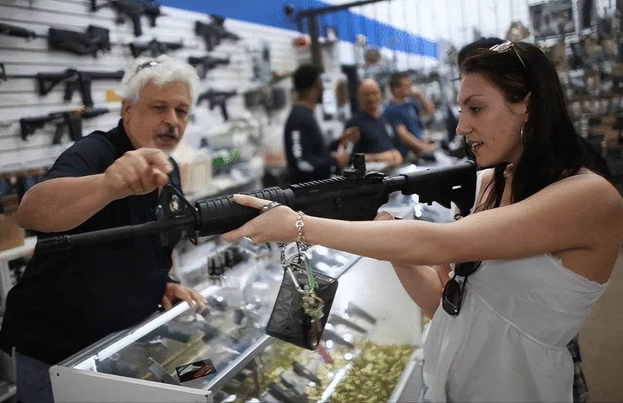 美国小伙在中国生活8年，回国后绝望吐槽，连夜买机票回中国