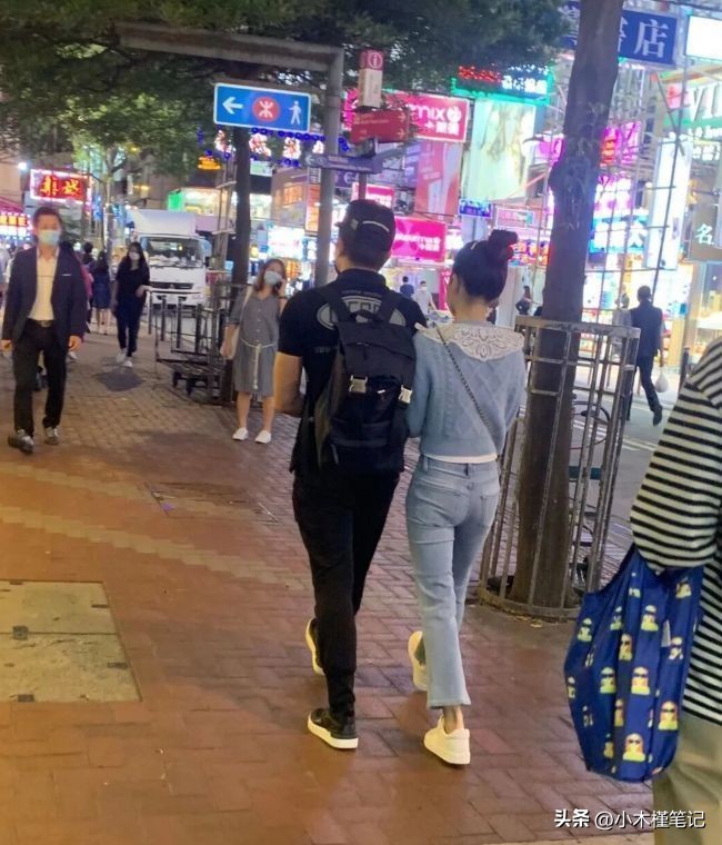 郭富城方媛带女儿买东西,郭富城天王嫂方媛休闲装束