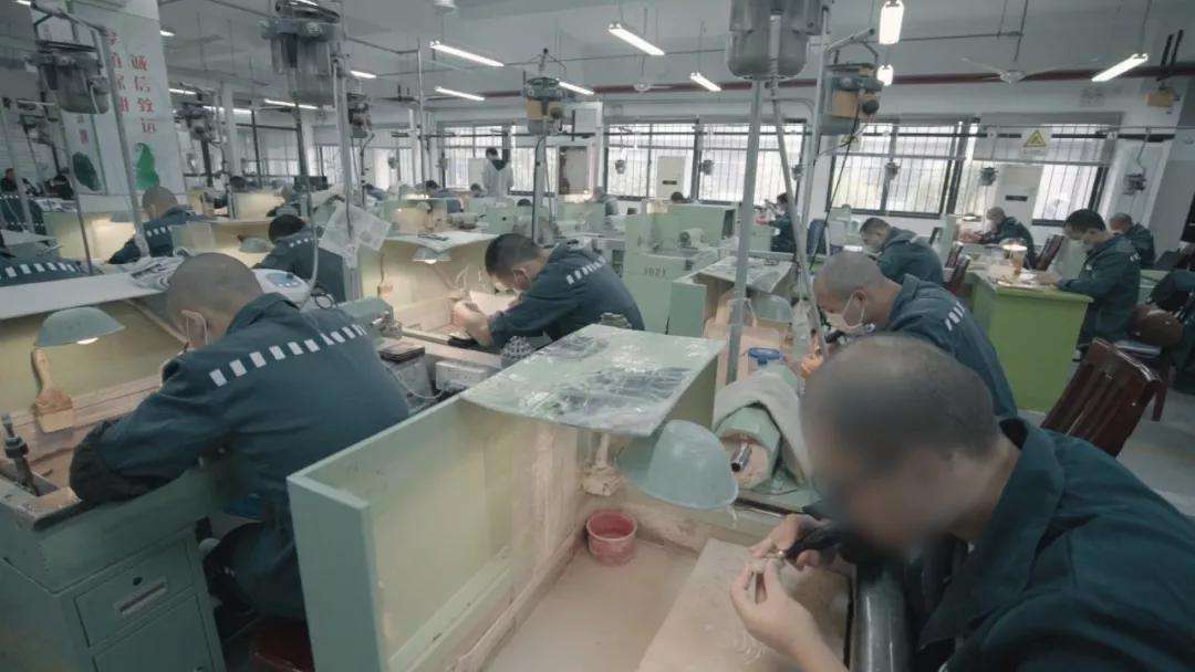 死囚偷偷将零件藏裤兜，狱警大喝：你干啥？2012年法院通知：减刑