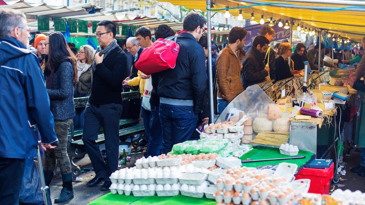 女子卖西瓜缺斤少两被学生发现,买西瓜缺斤店家说去告