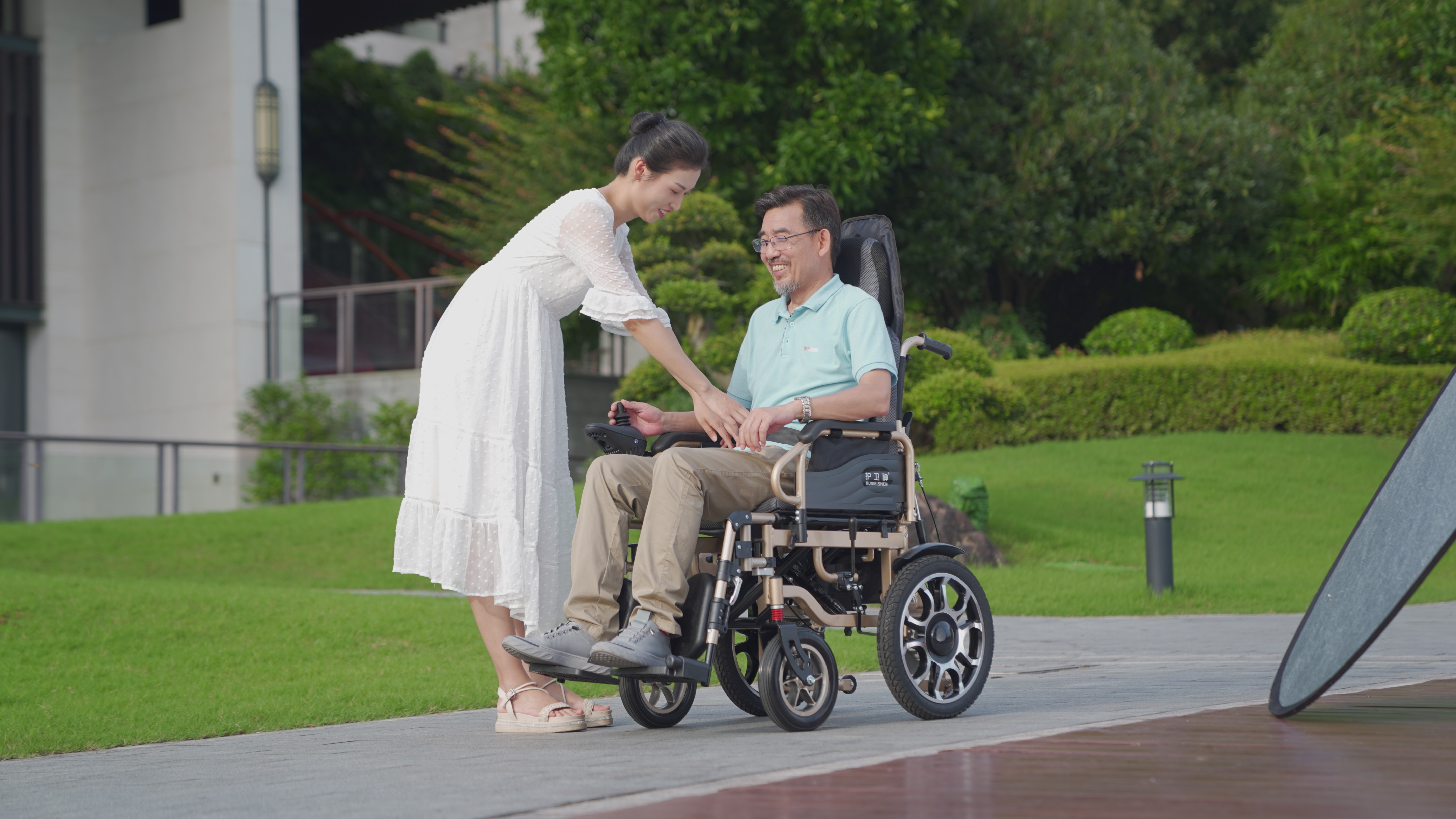 80岁老人哪种电动轮椅合适,80岁老人电动轮椅