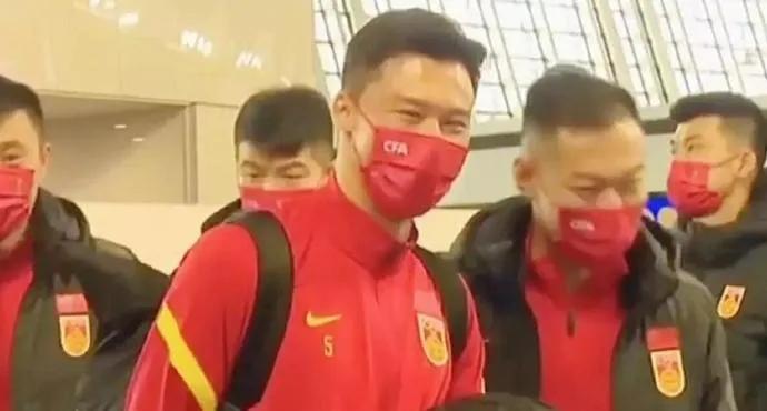 吴曦躲球慢镜头,国足队长吴曦躲球视频