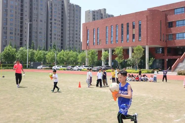 绿茵点燃梦想足球彰显青春,足球点燃梦想激情挥洒青春