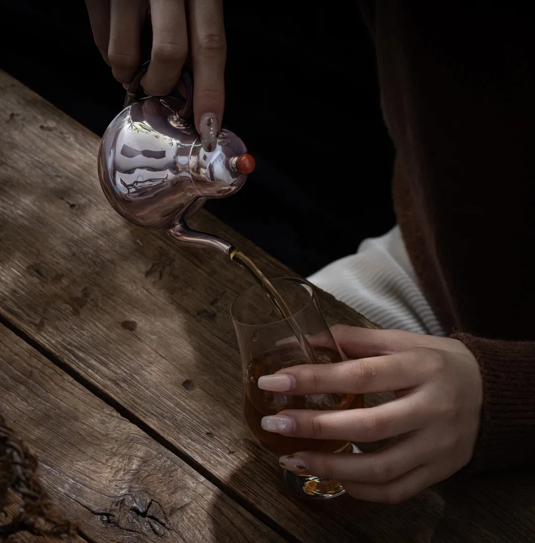 闪闪发光的银壶,银壶色彩