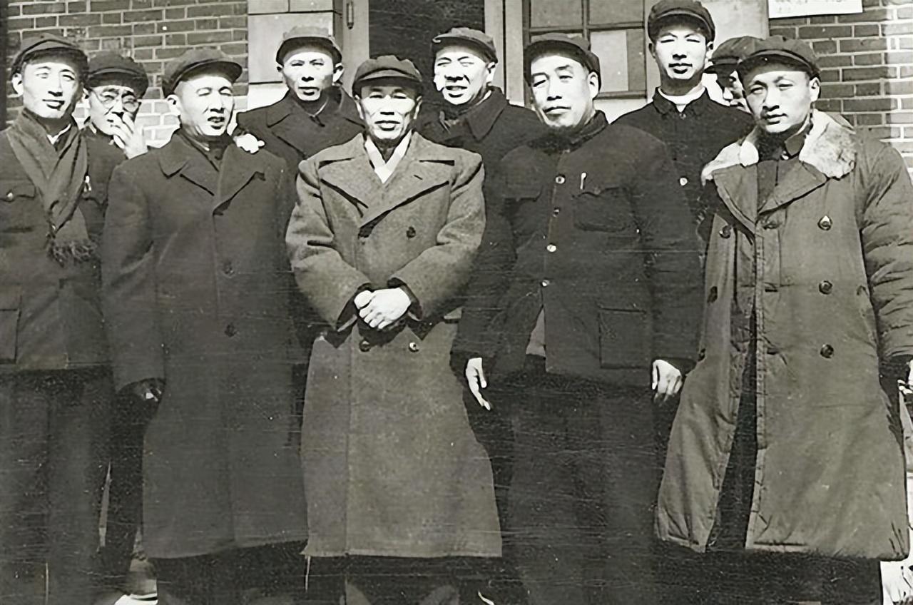 毛主席开会没烟了，看邓华口袋鼓鼓的，问：你的白金龙还有没有？