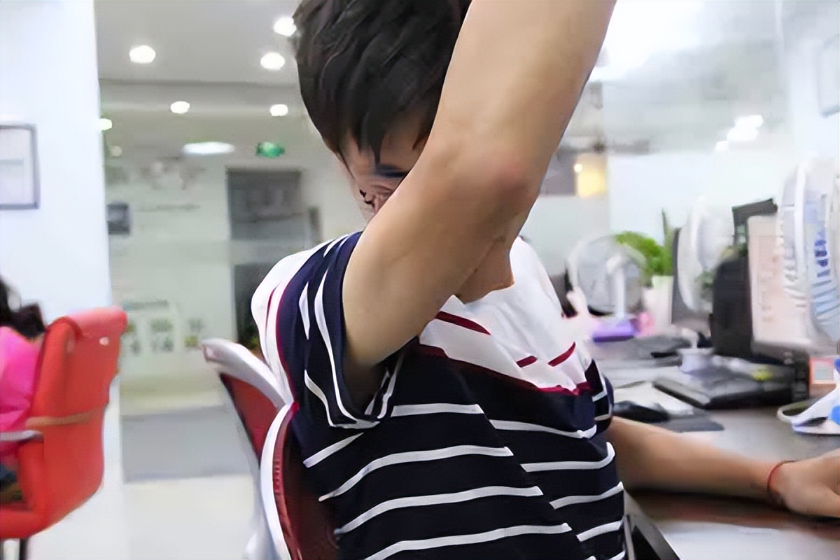 有狐臭了是身体哪出了问题了吗,有狐臭才是正常人