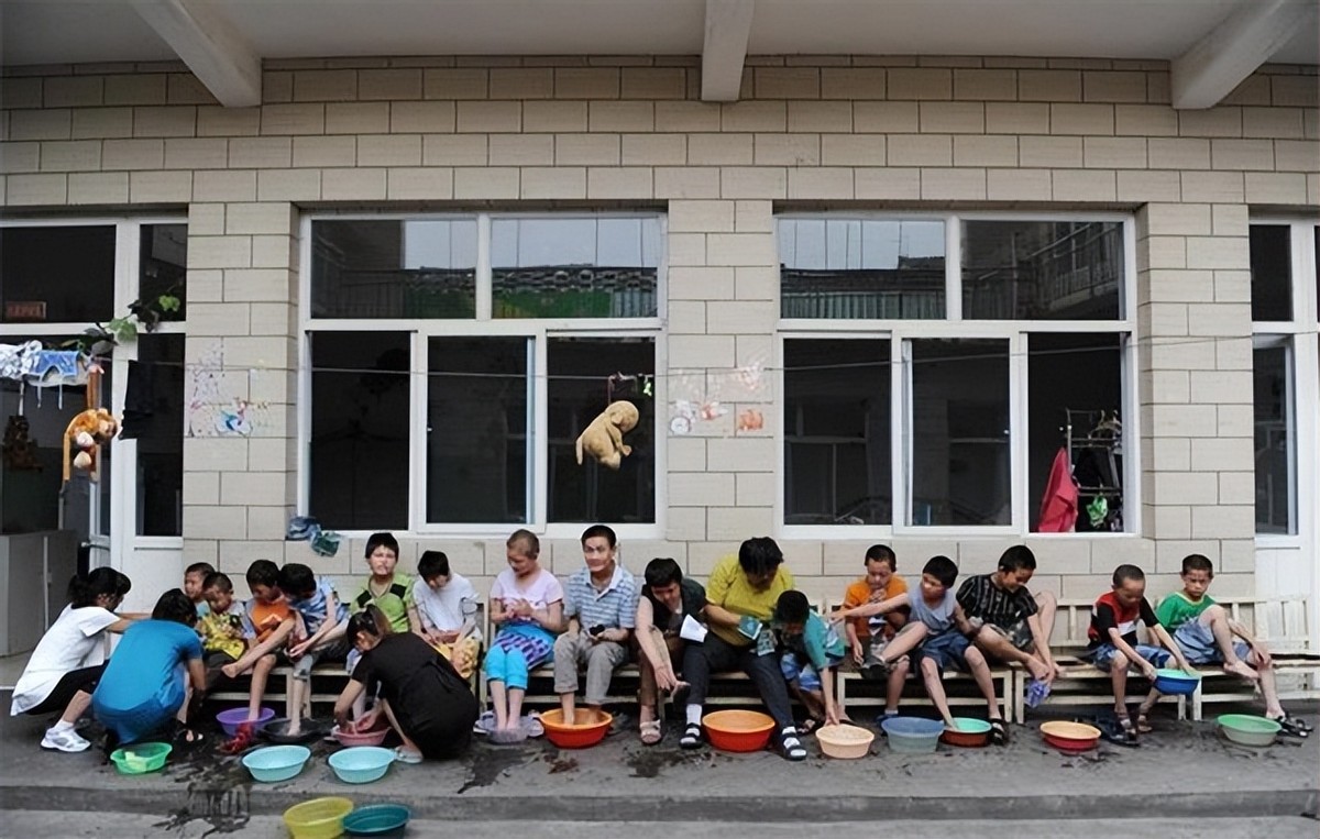 漂亮女教师被辞退,女教师为女儿辞职