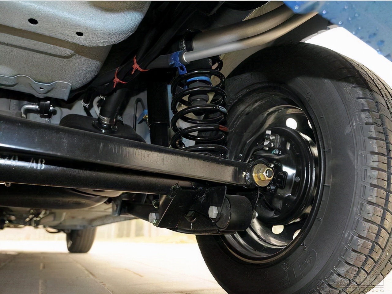 什么原因导致汽车要做四轮定位,四轮定位前有什么征兆