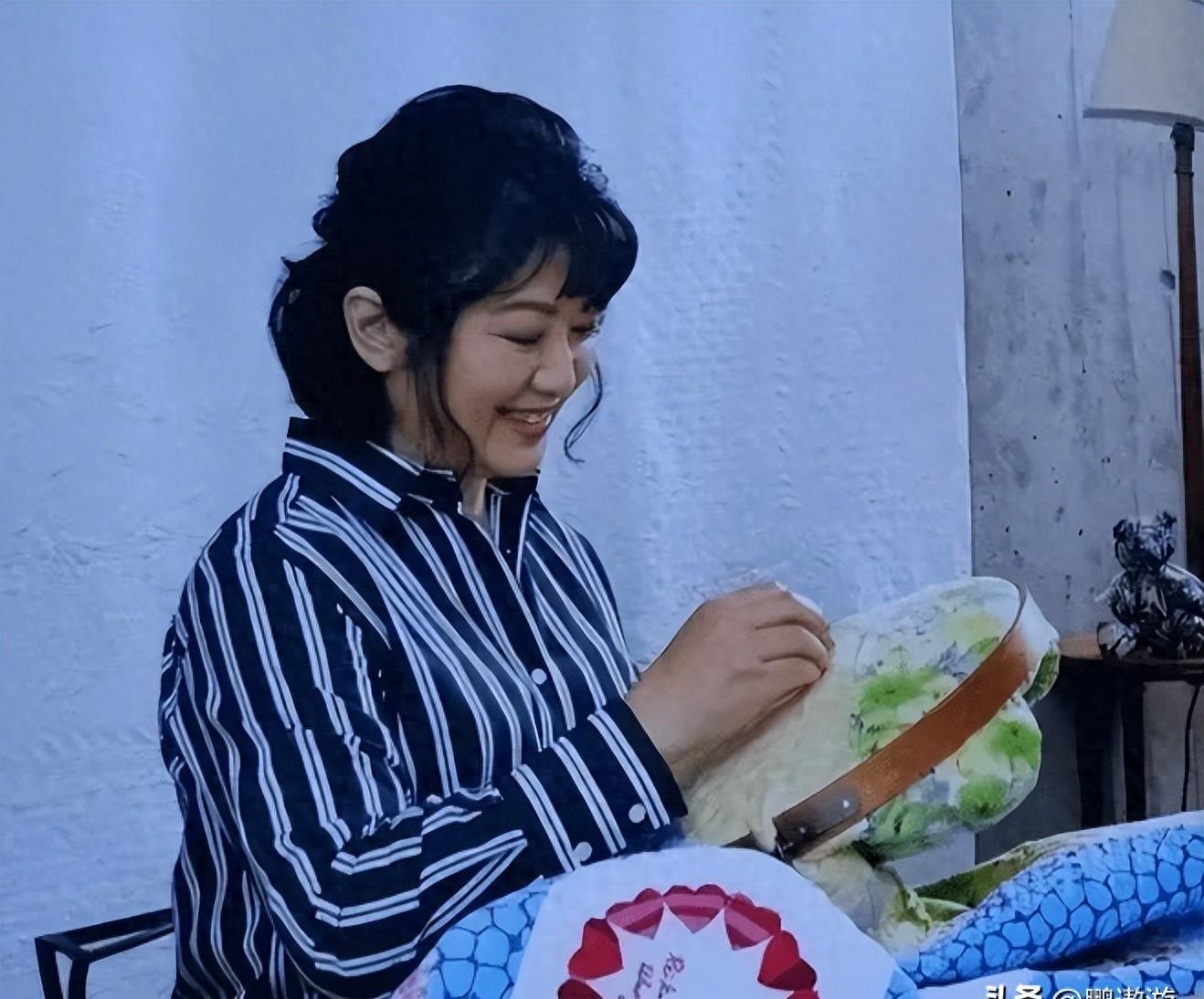 被山口百惠的老年状态惊艳到：64岁发腮发福，穿衣极简却气质高级