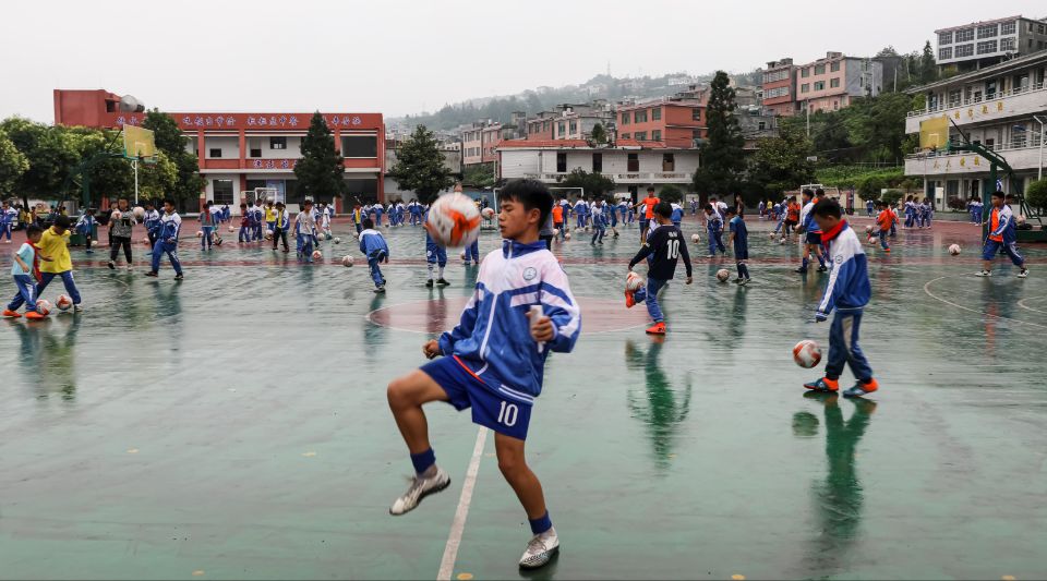 篮球场上练足球！水城这所小学有90多支足球队孩子们5年踢得6个市级比赛NO.1