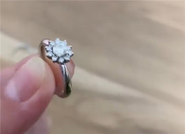 两年前8万买的钻戒现在值多少钱,女子10年前买8钻戒如今值180