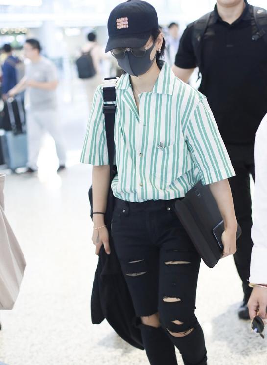 周笔畅牛仔装搭配,周笔畅白色直筒裤搭配