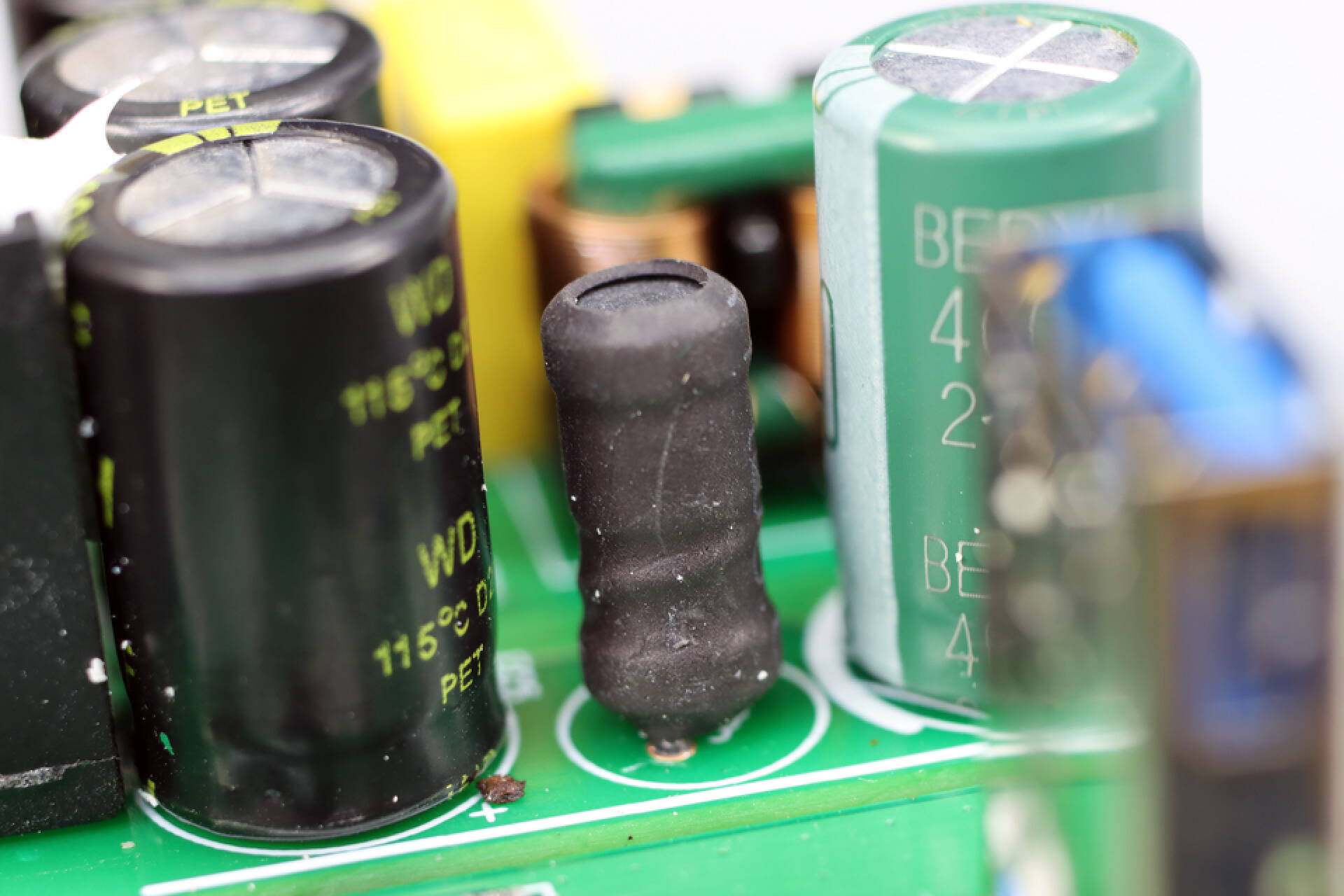 公牛新款67w快充插座拆解,公牛防过充保护插座拆解