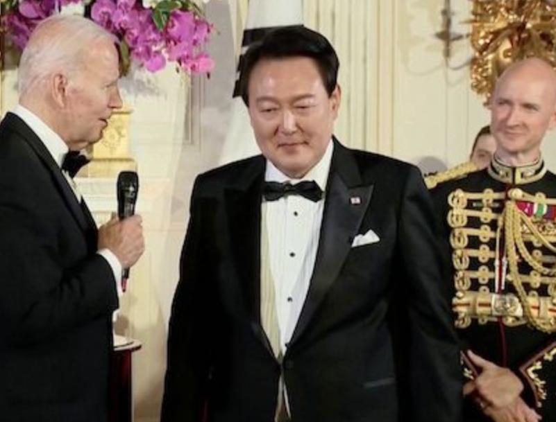 韩国被打疼，请求中国网开一面，尹锡悦询问朔尔茨访华事宜