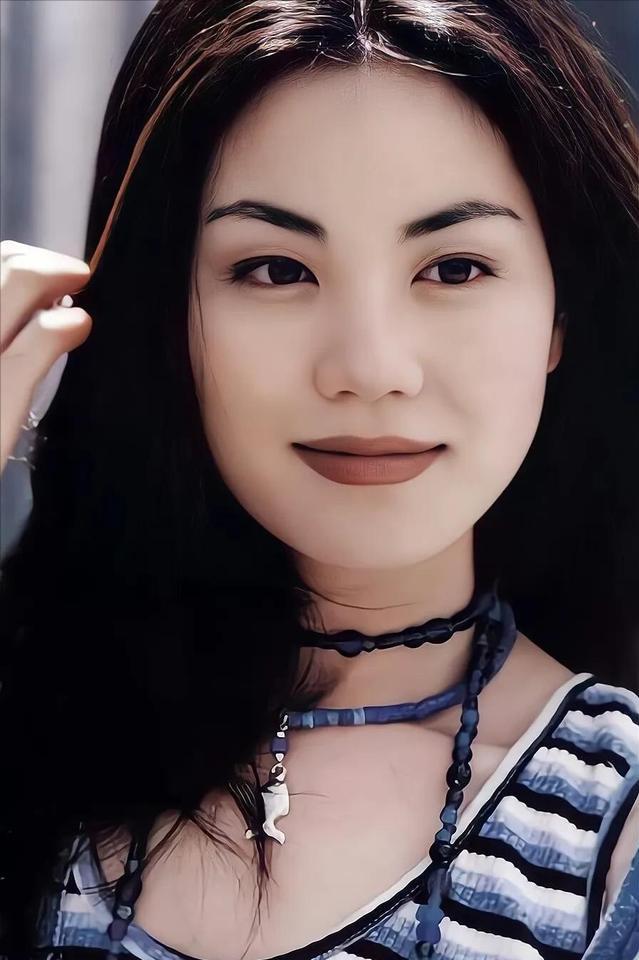 王菲谢霆锋牵手完整视频,王菲和谢霆锋牵手视频真实