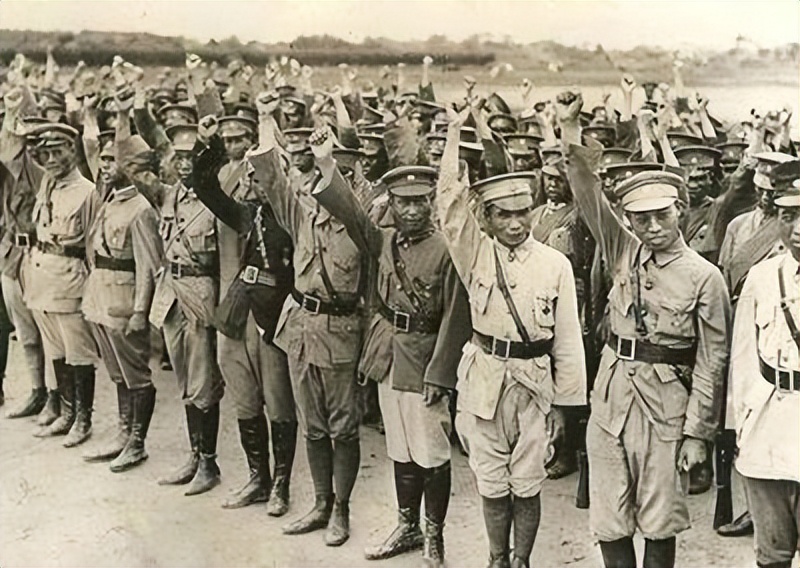 1975年蒋介石临终前,对蒋经国说出不放张学良的原因,张泪如雨下