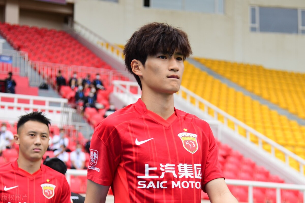 卧龙凤雏飞踢,卧龙凤雏后卫踢球视频