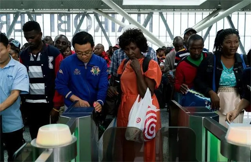 2009年，东北小伙和非洲媳妇生下混血儿，宝宝肤色着实没想到