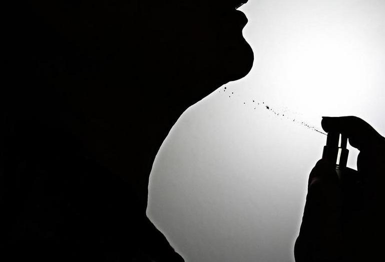 女生闻到男生身上的香味代表什么,女生闻到男生身上的香味很刺鼻