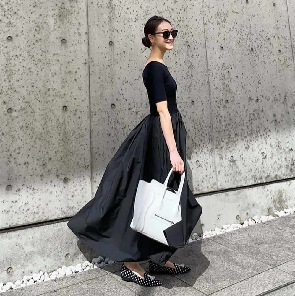 女生穿运动鞋最时尚的穿搭,白体恤怎么搭配裙子运动鞋