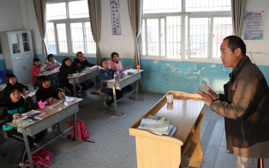 教师辞职为啥要交违约金,为什么教师辞职要赔违约金