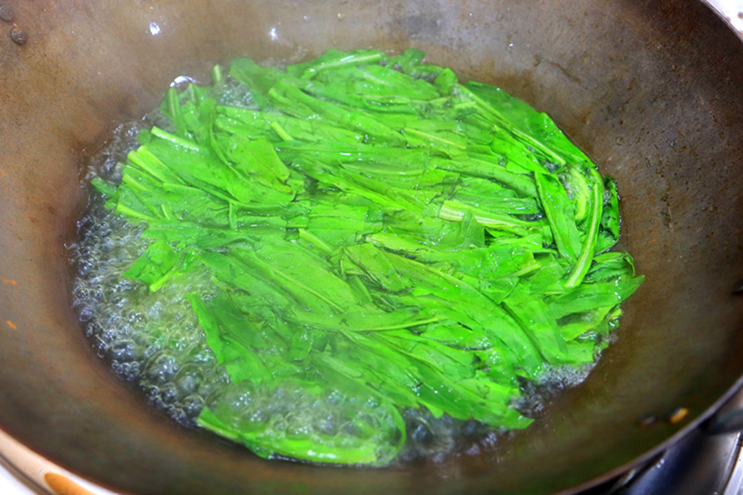 补充钙质和吃一点含钙高的食物,100克芝麻的含钙量比牛奶高多少