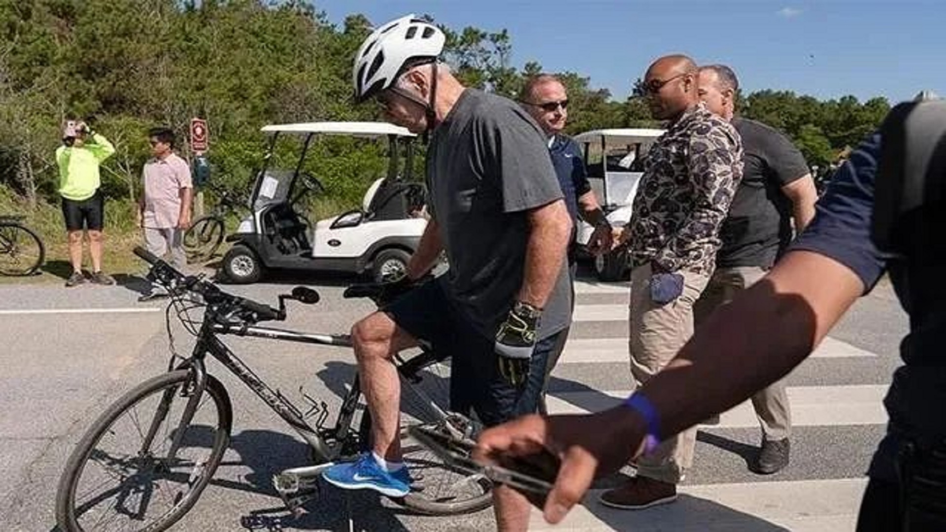 拜登骑自行车时摔倒了,拜登骑自行车时摔倒侧踏