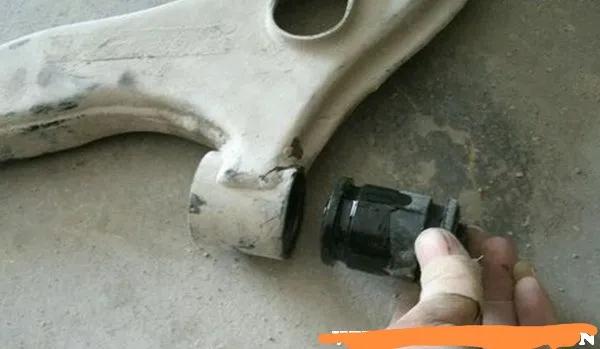 下摆臂胶套坏了是什么响声,后轮下摆臂胶套坏了的表现