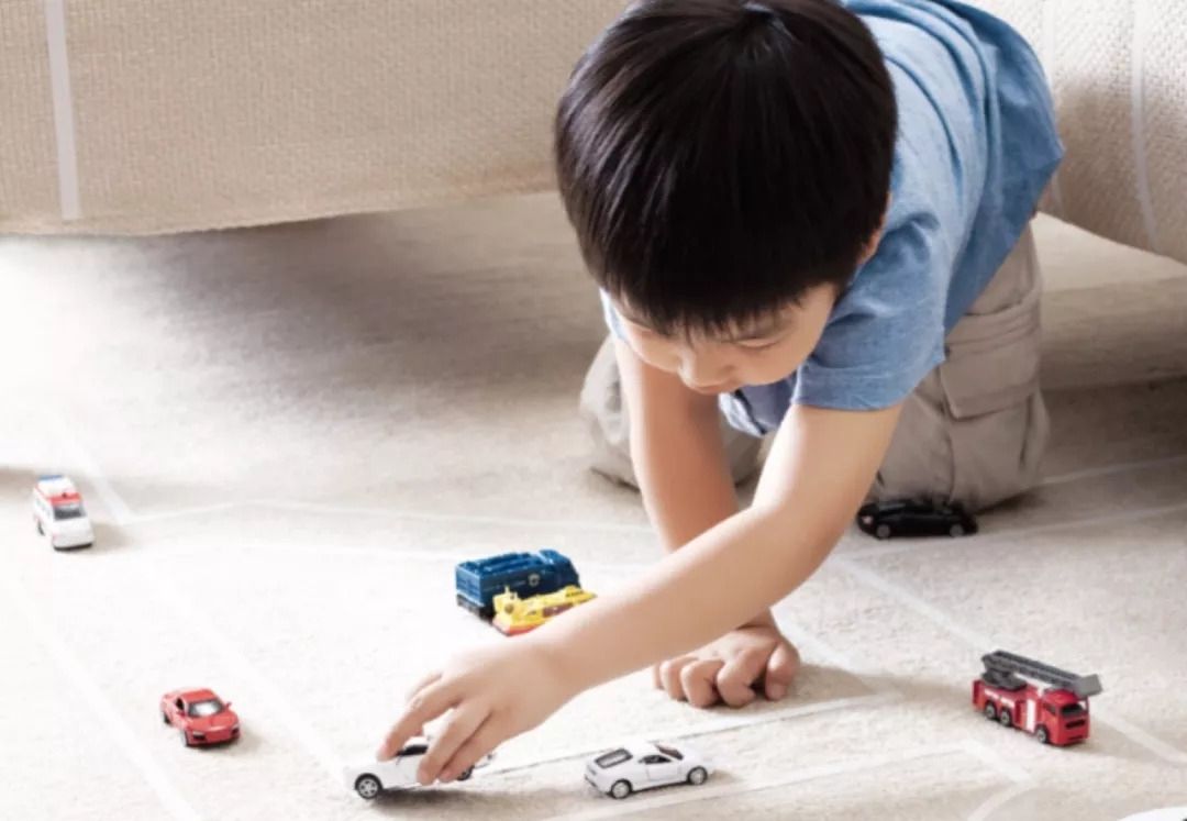 孩子咬指甲咬下嘴唇,孩子爱吃手咬人咬指甲怎么办