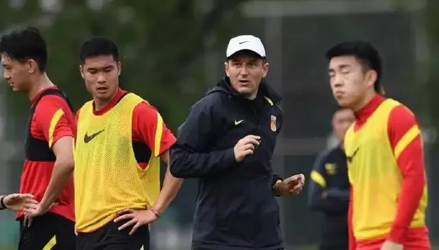 为什么感觉便宜的球不好踢,球踢不高踢不远是什么问题