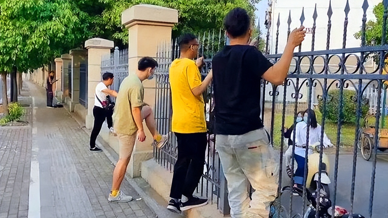 江西两名大学生翻墙出校，学校直接把他们俩开除，评论区两极分化