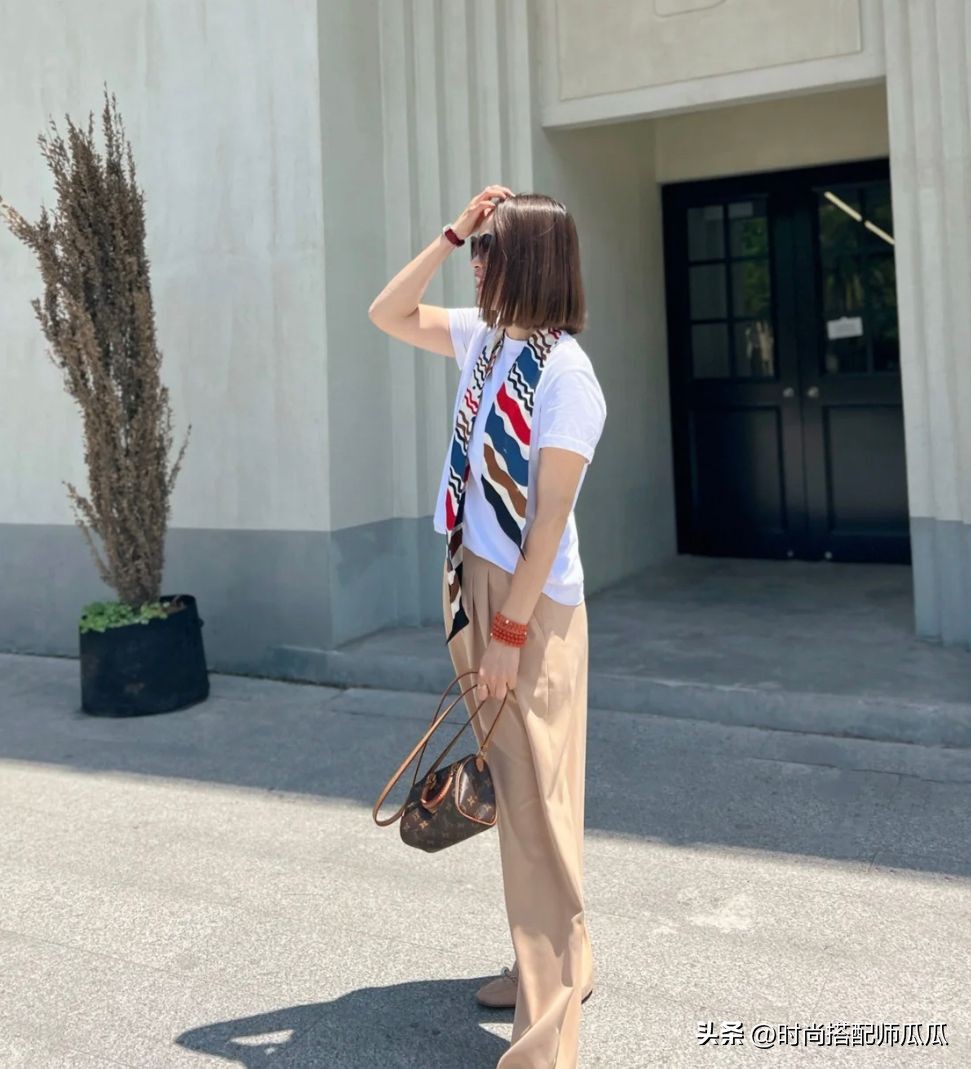 为何你戴丝巾有股浓浓的“大妈感”？*潮学**人这样搭，才够洋气时髦