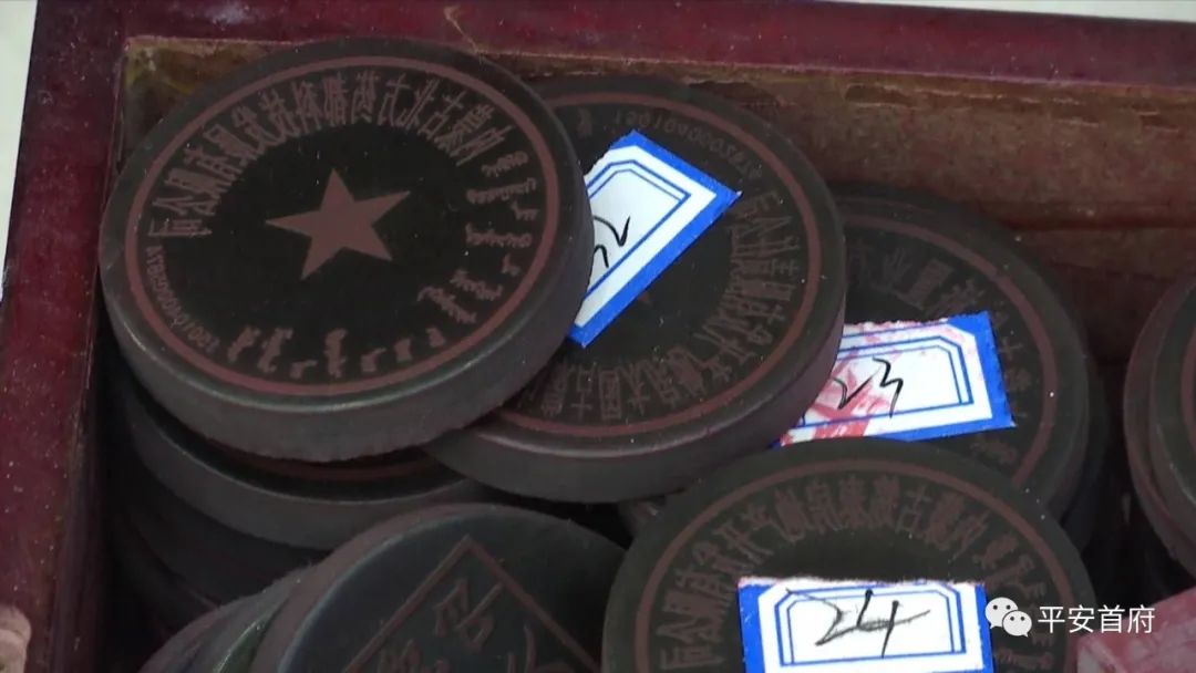 “家族式”制贩*证假**假章伪造的国家机关及企业事业单位印章三百余枚一家人全被抓