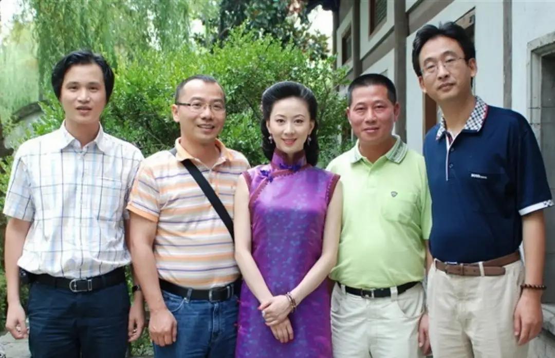 人体模特汤加丽：丈夫抛弃，父亲嫌弃，45岁仍单身，后悔了吗？