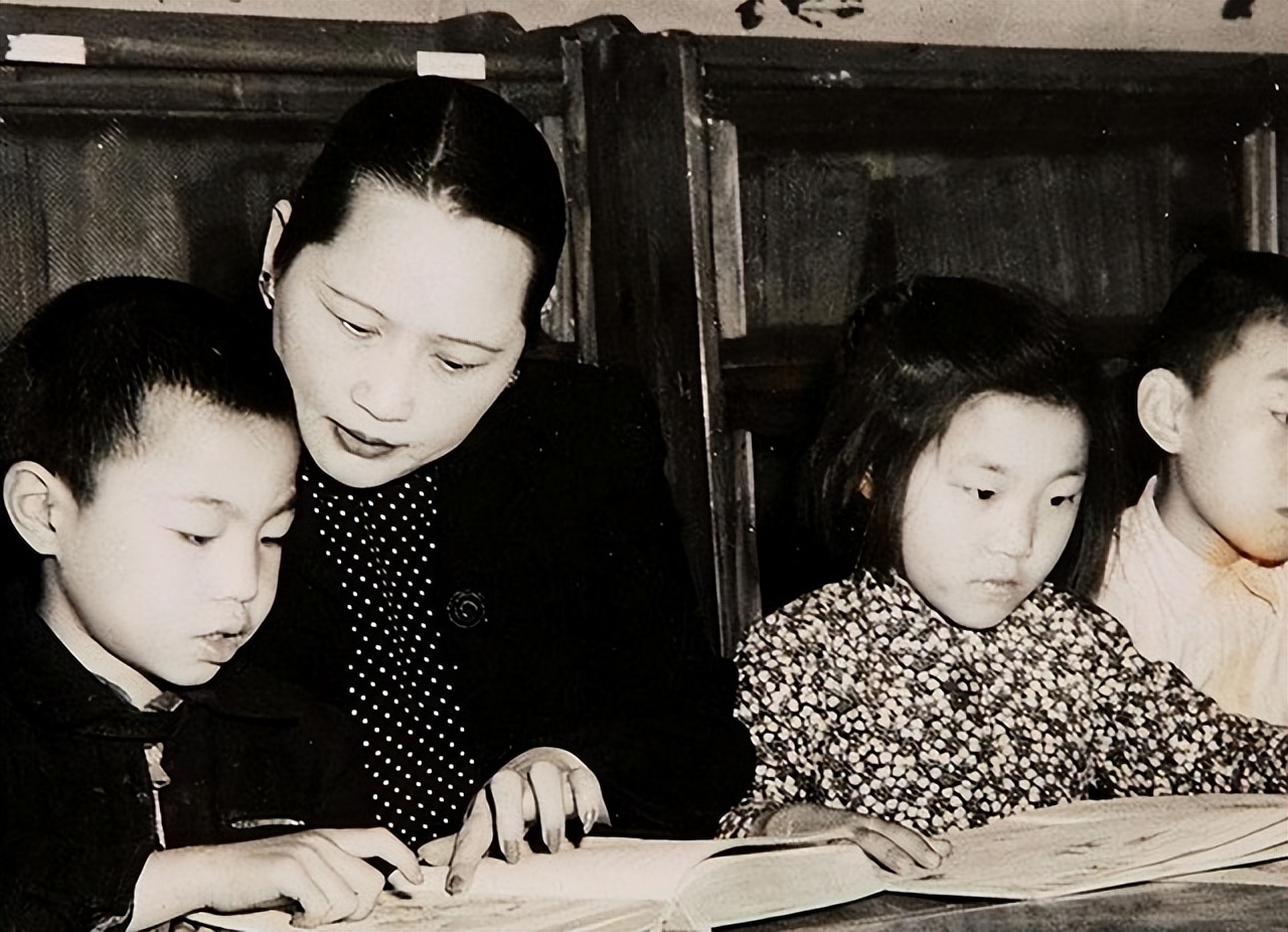 宋庆龄逝世前最后一张照片：无儿无女，保姆担起她的所有后事