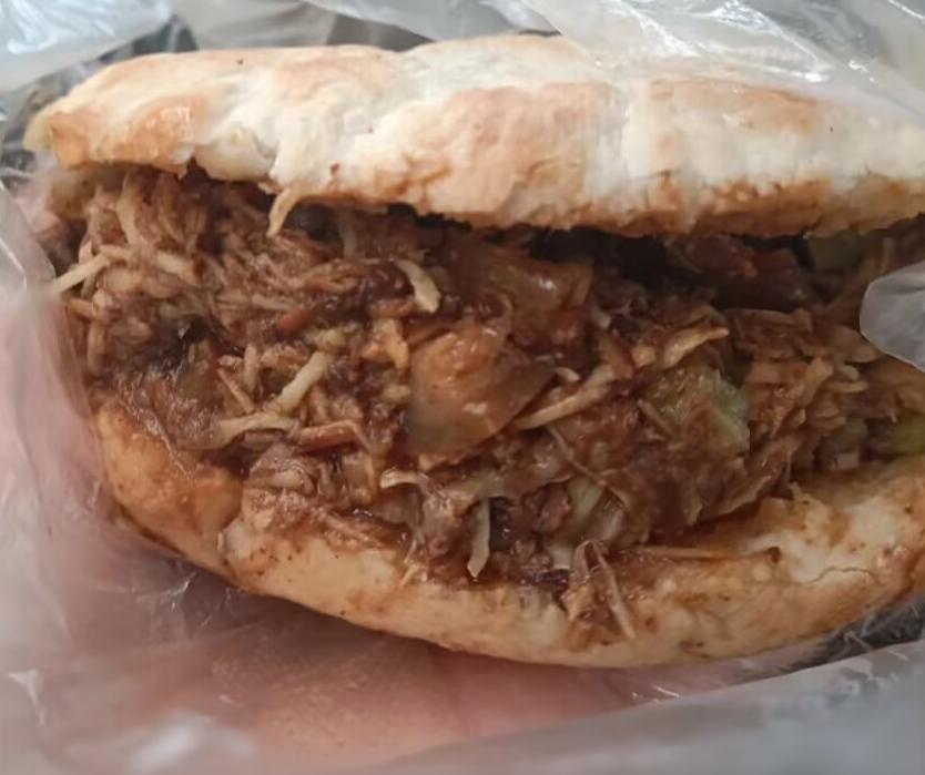 女子慕名到淄博吃烧烤弄丢3000元,女子淄博买肉夹馍