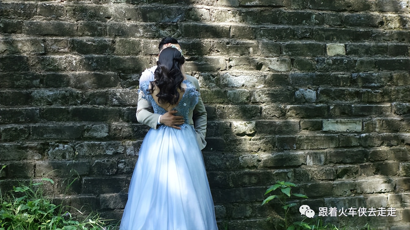 南京城墙下的琵琶湖,南京旅游先看城墙还是先看玄武湖