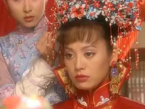 1635年，孝庄给丈夫皇太极请安，刚到门口，却听见姐姐的撒娇声