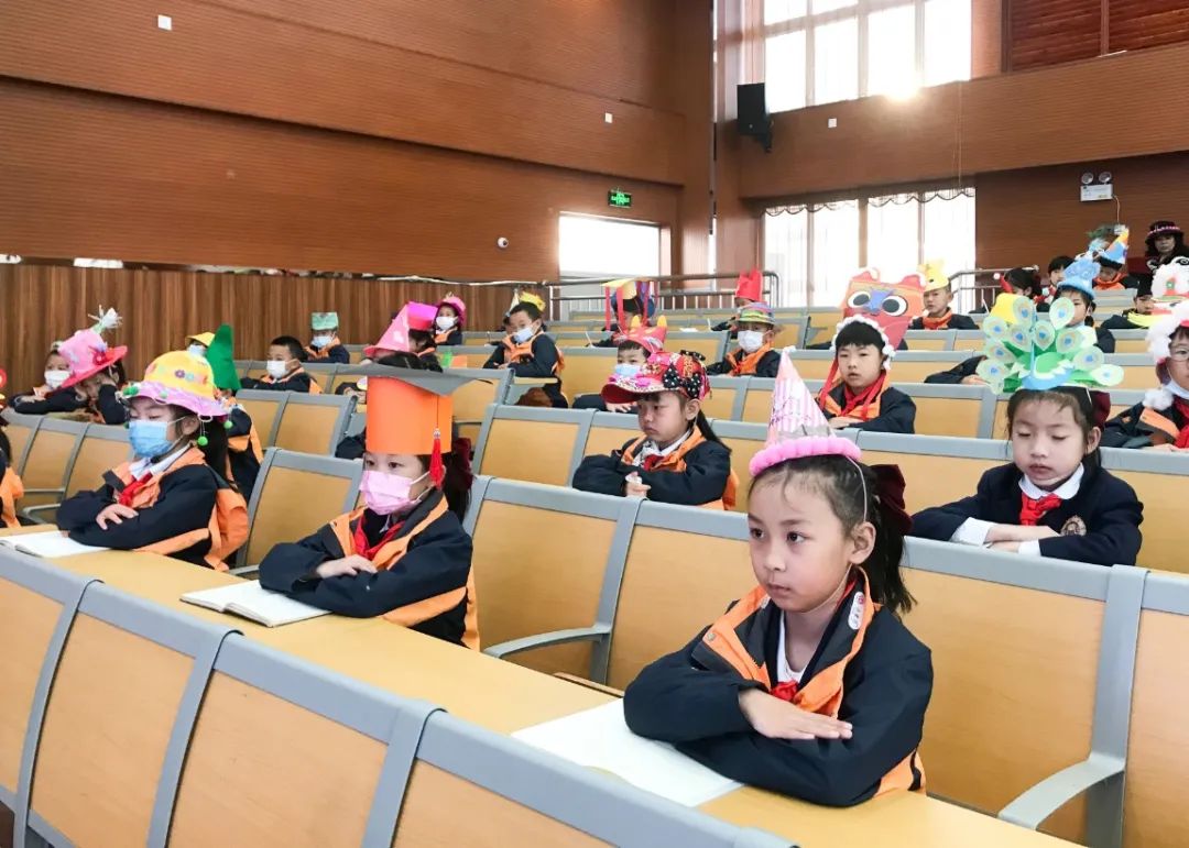 开学季校园展示打卡,开学啦冰墩墩小学生积极向上图片