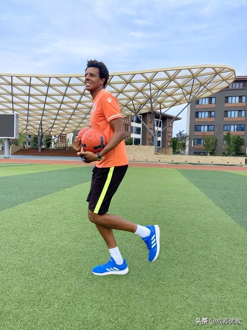 让世界杯与校园联动！万汇学校教师获“2022成都教育年度教师”