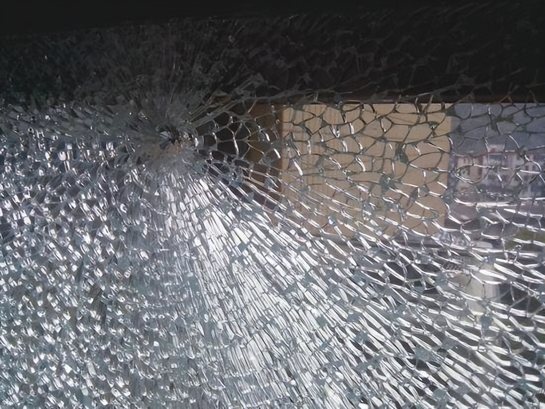 MakeMan美国马克曼：玻璃膜起泡原因、处理办法、贴膜后注意事项