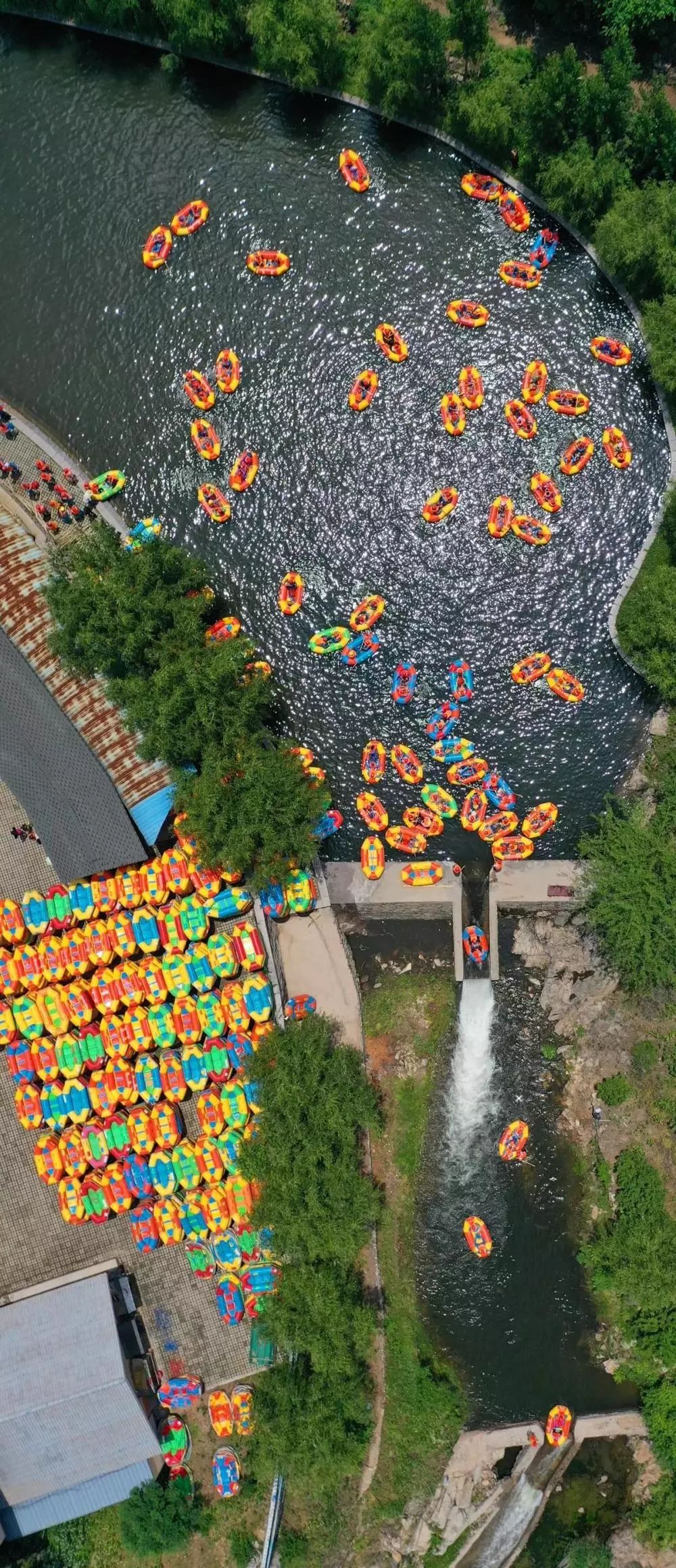 夏日峡谷漂流推荐无漂流不夏天,溪流欢畅