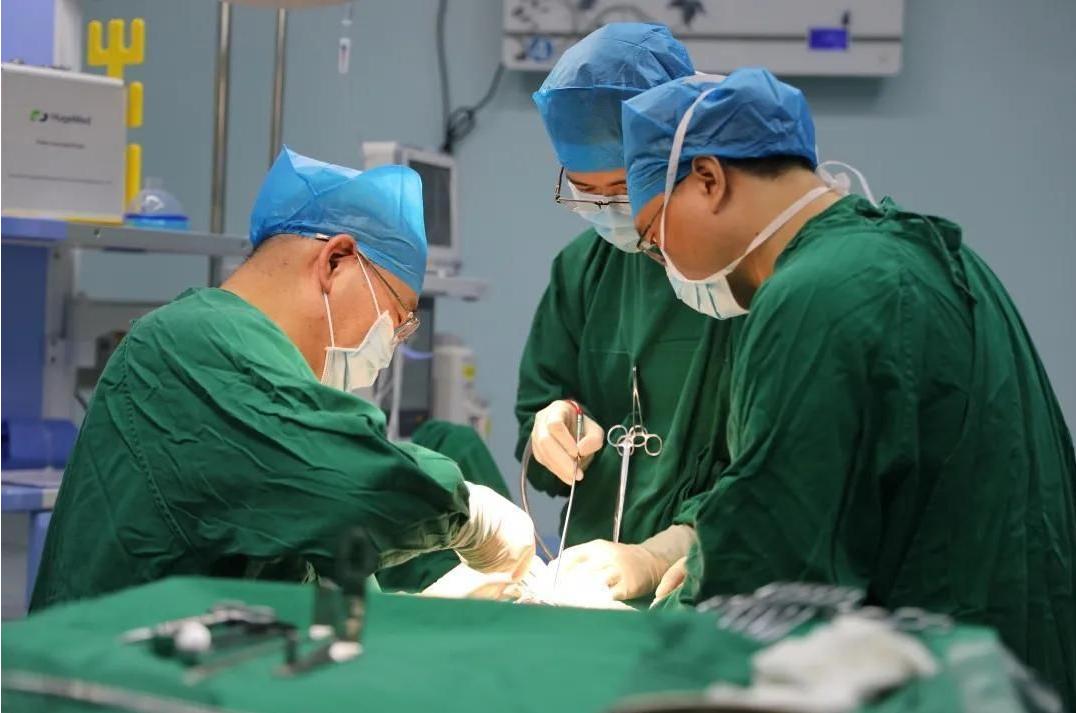 冯小刚的白癜风能治吗,冯小刚患白癜风视频