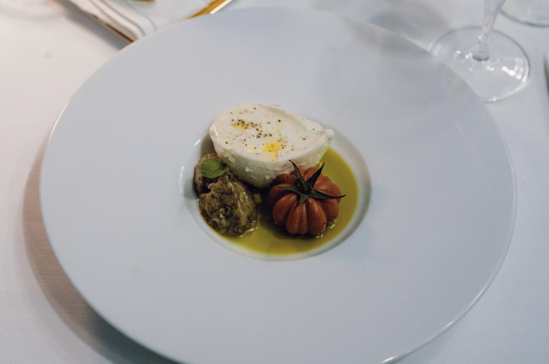 配备一星米其林黑珍珠餐厅,比米其林黑珍珠高端的餐厅