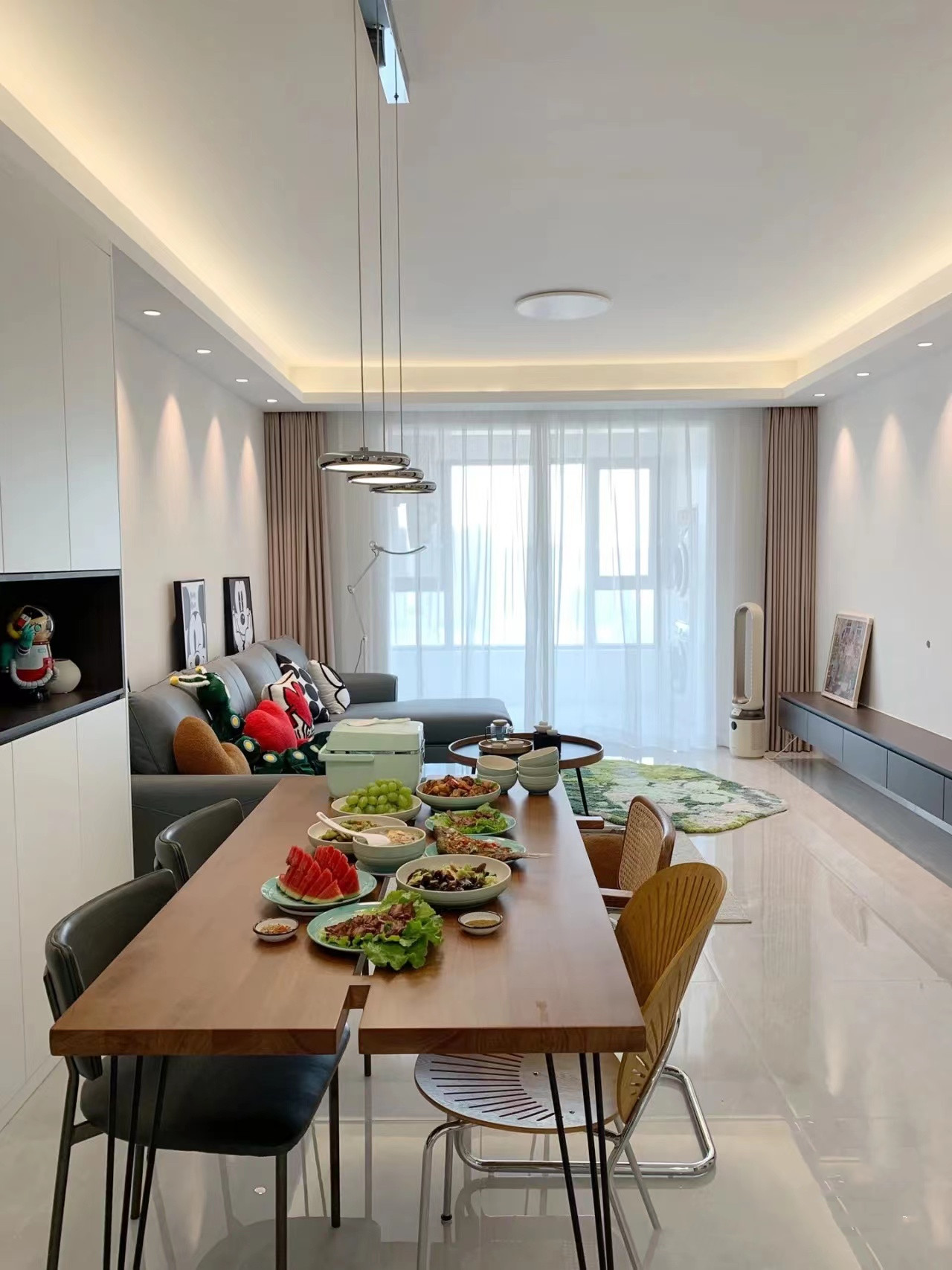 大白墙悬空电视柜颜色搭配效果图,小户型大白墙电视墙