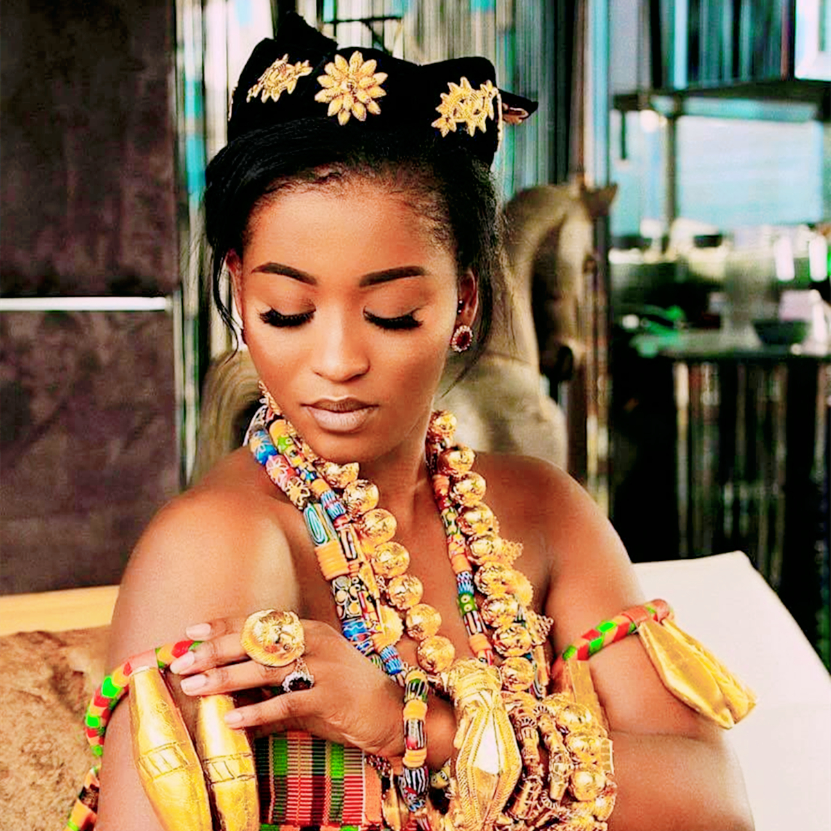 非洲“黄金部落”,酋长有80个妻子,女人连内衣都是镶金的