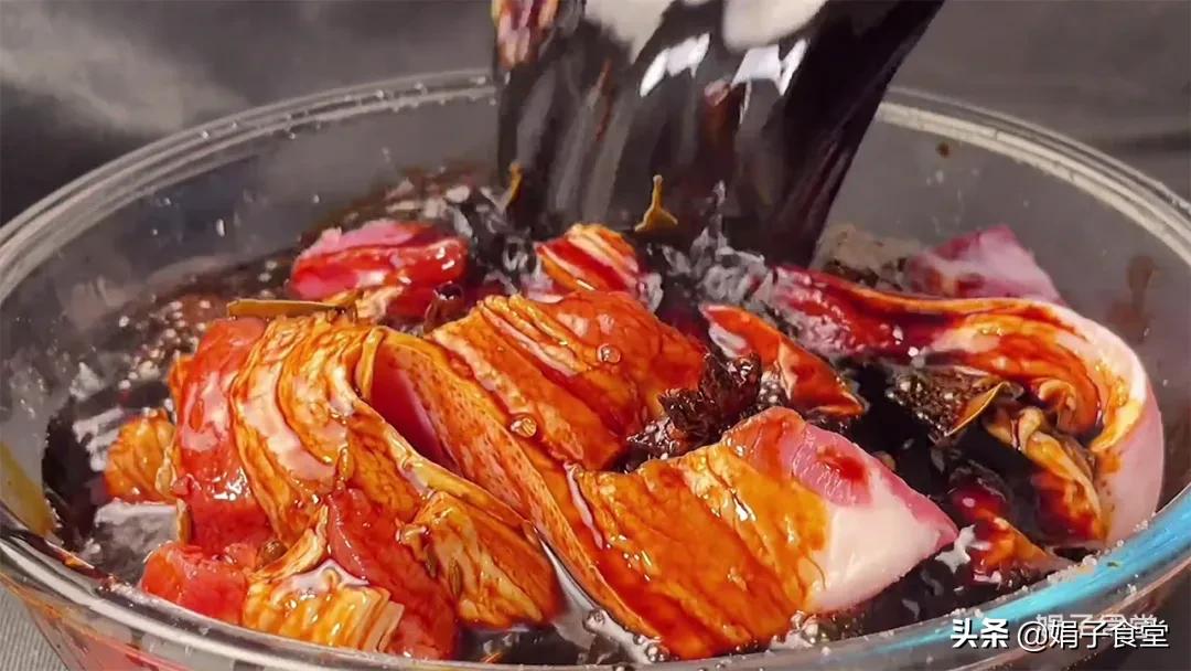 猪肉放在酱油里泡两天怎么做好吃,猪肉泡酱油的正确方法