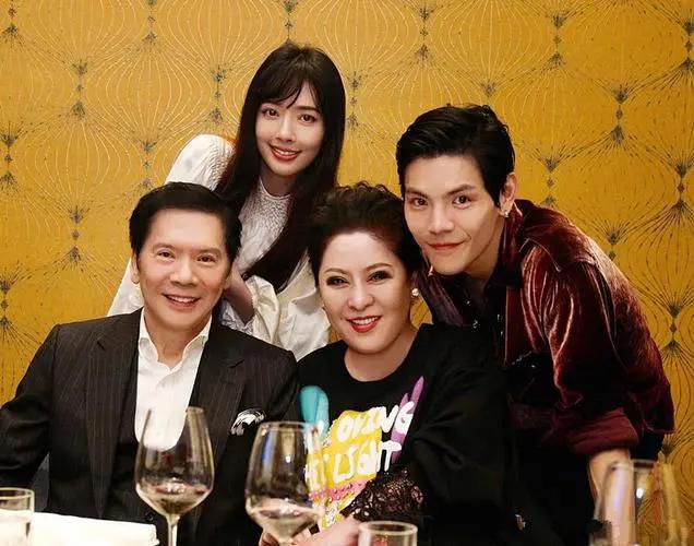 向佐郭碧婷恋爱前出席活动,郭碧婷向佐甜蜜牵手疑似恋情曝光