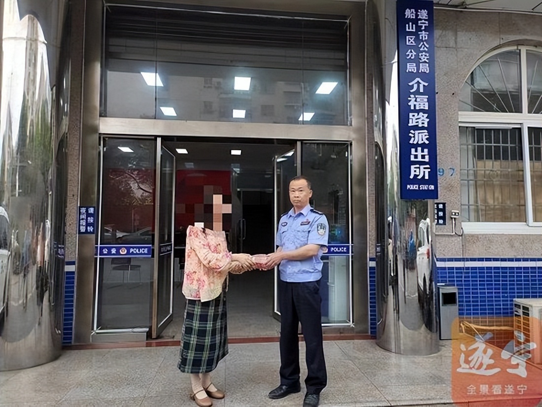 套路满满！女子进了一个炒股群，谁料除了自己全是*子骗**