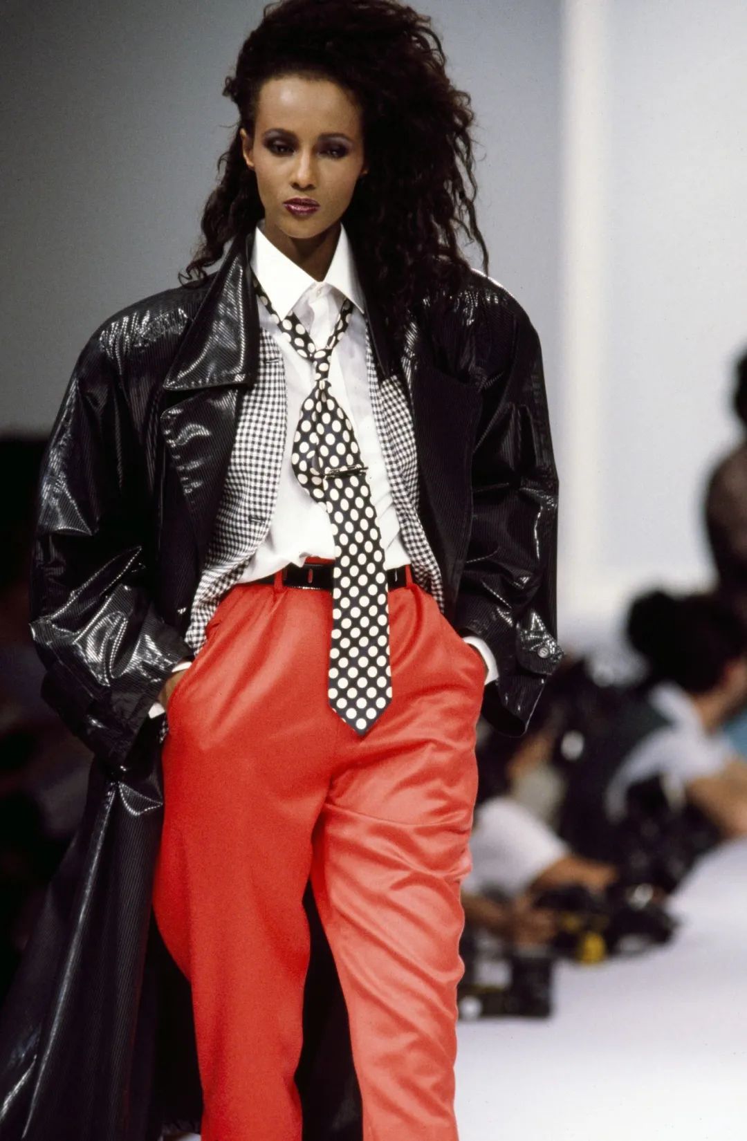 她真的做到了身居茅屋眼观全球，脚踩污泥胸怀天下！